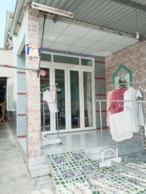 chủ nhà cần bán gấp giá 4 tỷ thương lượng, dt 215m2 với 2 căn nhà riêng biệt gần chợ chòm sao