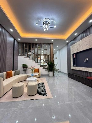 bán nhà 4 tầng 46.5m2, thực tế 50m2, ngõ 2 ngọc lâm long biên hà nội .4 phòng ngủ , giá : 11.5 tỷ .
