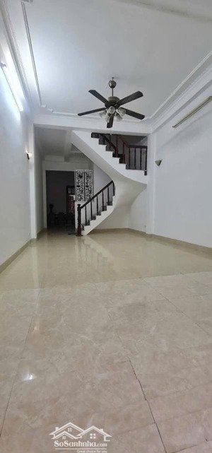 bán nhà văn quán hà đông gần đại học kiến trúc. diện tích 56m2 4 tầng phòng ngủ, chỉ nhỉnh 200tr/mn