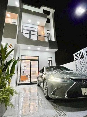 nhà phú mỹ nhánh dx 051. 1 trệt 1 lầu 3pn full nội thất cách phạm ngọc thạch 80m. lh bách việt land