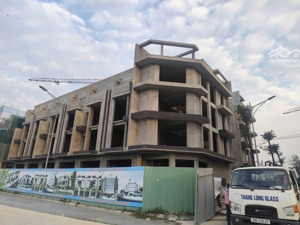 bán lô liền kề đang xây nhìn victory a thăng long giá chỉ 120tr/m2. lh: 