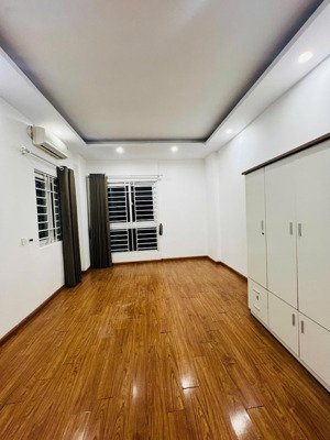 bán nhà mặt ngõ,kinh doanh,trung tâm cầu giấy 31m2,5 tầng , mặt tiền 4,3m, giá 9,6 tỷ