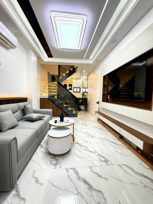 nhà đẹp q7- sát hẻm ôtô - 30m2- 2 tầng- chỉ 4 tỷ nhỉnh