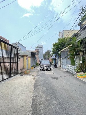 bán nhà ngang khủng 7x14m-3 tầng ngay ngã 4 trung chánh nguyễn ảnh thủ-chủ tặng full nội thất xịn