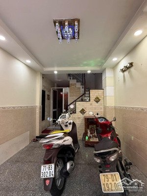 ngộp bank bán gấp nhà 5 tầng đúc lý thái tổ 7pn 7wc đang cho thuê 25tr/ tháng