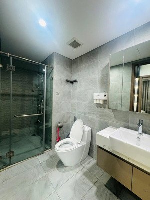 độc quyền
1pn + r1.031đông nam siêu hiếm view biệt thự, quảng trường bayfron giá: 3ty9 thu n