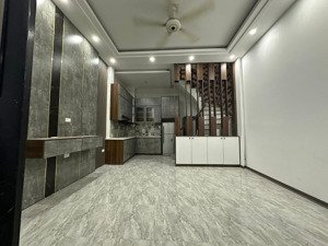 bán nhà trương định hoàng mai. nhà đẹp 6 tầng, nở hậu, cách ô tô 10m, gần trường bệnh viện,bến xe