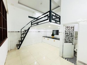 cho thuê phòng duplex có bancon cửa sổ