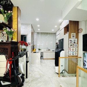 gần đh kinh tế ueh q10, nhà sát mt 3 tầng 4.3x9m, nhỉnh 6 tỷ