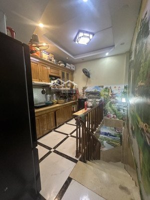 ô tô đỗ cửa, nhà dân xây tâm huyết, khung cột bê tông chắc chắn.vừa kinh doanh, vừa ở, mọi thứ đều