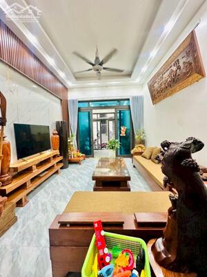 Bán nhà giáp bát 6 tầng thang máy long lanh VF3 đỗ cửa hoàng mai