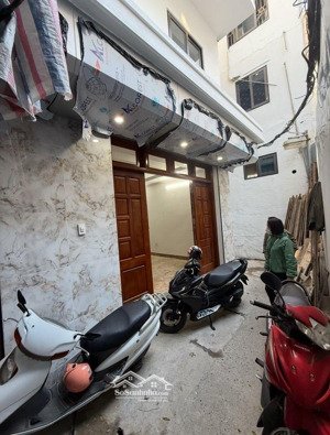 40m2 x 5 tầng trung tâm hai bà trưng giá tốt đẹp mới thoáng vào ở ngay. 30m ra mặt ngõ