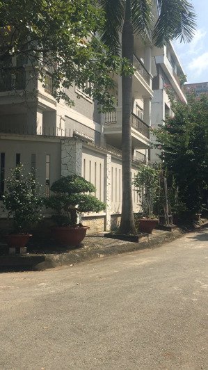 bán nhà có kết cấu xây phần thô. hầm+ 4tầng. dt 14 x22m. cn : 303m2. kdc thế kỷ.