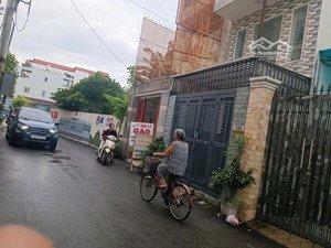 chủ cần bán gấp căn mặt tiền để kinh doanh dt 4,5x18 khu ở sầm uất nhiều