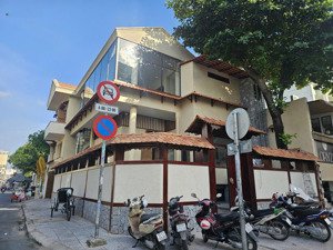 góc 2 mặt tiền đường trần nhật duật phường tân định quận 1