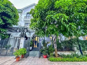 gia đình cần bán liền kề khu sao biển tặng lại toàn bộ nội thất. lh 