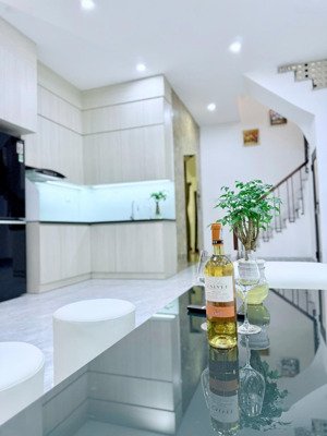 chính chủ bán nhà phân lô quân đội phố lê trọng tấn . 46m mt5m 6t thang máy giá 14.3 tỷ.