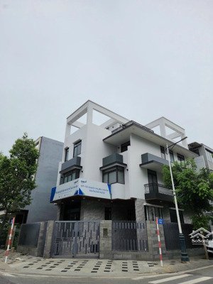 cho thuê villa giá 90tr/tháng dt: 11x20m sàn trống suốt, khu compound an ninh lh: 