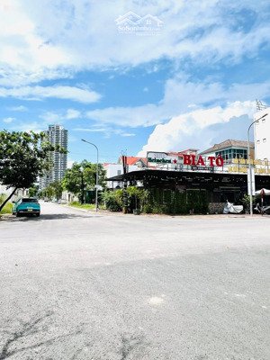 chủ gửi bán ô góc vựng đâng đối diện bia tô. diện tích: 298m. hướng: tây