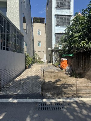 lô đất 35,5m2 nằm sát khu dịch vụ 25ha, giá cực đẹp cho anh chị, oto vào tận đất, 20m ra đường oto