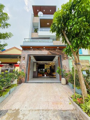 bán nhà sổ riêng 90m2 mặt tiền đường số quận 7 ( cóthang máy )