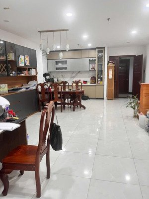 cho thuê căn 3 phòng ngủ 110m2 tại chung cư screc2