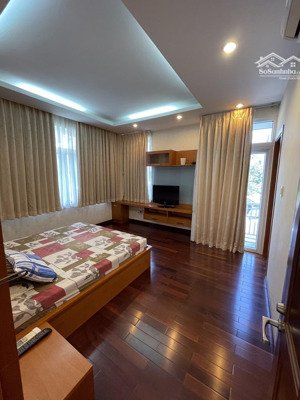 cho thuê biệt thự sân vườn phú mỹ, quận 7, 10.5x21m, 50 triệu/tháng, lh 