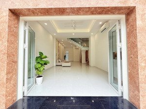 chính chủ bán nhà 3 tầng, dtsd 206m2. gần chợ thông dụng. tiện kinh doanh. đường trước nhà 22m