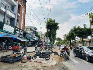 trung tâm linh trung chủ định cư mỹ dân trí cao trước mặt là công viên cực thoáng.