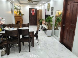 gia đình cần bán căn hộ ở no11a sài đồng, long biên. dt70m2.