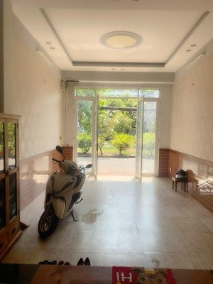 chủ gửi cho thuê nhà phố 4 lầu kdc nam long phú thuận quận 7. dt: 4 x 20n,giá 25tr/ tháng.