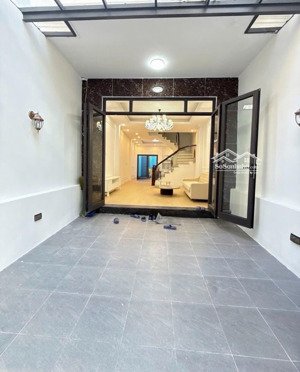 nhà thạch bàn dân xây ô tô 7 chỗ đỗ cửa khu dân trí cao