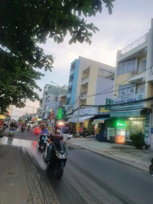 bán nhà góc 2mt đường phạm hùng, xã bình hưng, huyện bình chánh. dt 226m2 2 lầu sổ hồng giá 68 tỷ