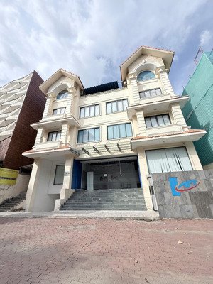 cho thuê tòa nhà biệt thự siêu vip đ.nguyễn thị thập himlam dt: 20x20m2 giá: 300tr lh: 