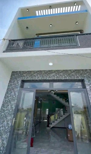 khách em đi định cư úc sang gấp căn nhà tại kv bình chánh đường trịnh như khuê 1tỷ350