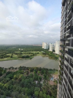 cần bán căn 3 ngủ toà onsen ecopark giá 8.8 tỷ bao phí view hồ, sân golf lh 