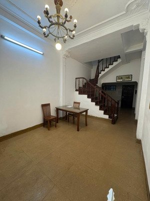 chính chủ cho thuê nhà đầu ngõ 76 nguyễn chí thanh,45m2,4 tầng 1 tum mỗi tầng chia 2 phòng 19tr/th