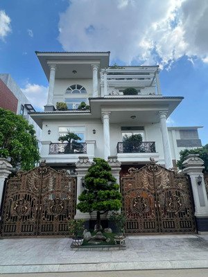 siêu hiếm! bán biệt thự dt: 15x18m - hầm 3 tầng, sổ cá nhân, khu biệt thự ngay tạ hiện, giá 52 tỷ