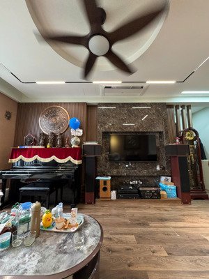 gia đình bán căn penthouse 143m tại ct1a vov mễ trì, 3 ngủ full đồ, ban công tây bắc, sổ đỏ.