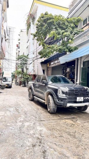 lò đúc khu vip - ô tô đỗ cửa- trước nhà thoáng sáng