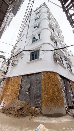 quái vật ba đầu đẹp nhất bắc từ liêm. ngõ rộng 4m, 7 tầng lừng lững, 24 phòng có cửa sổ. bấm ngay !