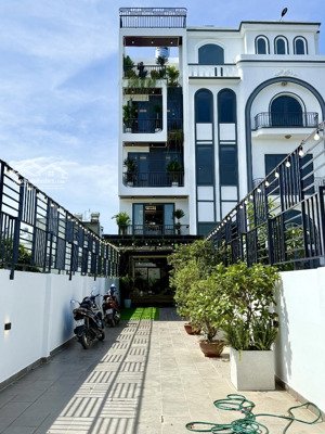 nhà đường thông, sát bên trường cấp 2, dt: 4x45m, lửng, 3lầu sân đậu 5 xe hơi 4pn, 5vs, sân thượng