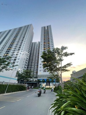 legacy central, cần bán căn studio sổ sẵn 32m2 giá 1tỷ120, view hồ bơi, thuận giao, bình dương