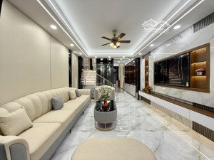 nhà có thang máy, bên ubp và trường học, dt:4x20m, lửng, 3lầu, 4pn, 6vs, gara ô tô, sân thượng.