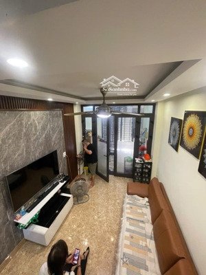 18.5tỷ nhà phố lê hồng phong 45m2, 5 tầng, thang máy, ô tô đỗ cửa 20m ra mặt phố, trung tâm ba đình