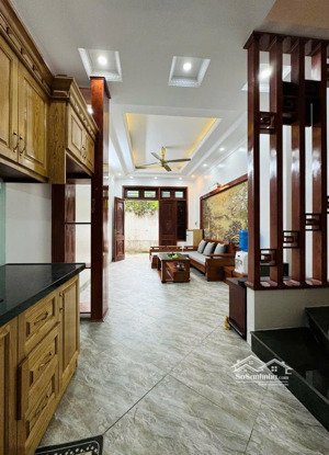 bán nhà thượng thanh 45m 6tầng giá 6,2 tỷ: dân xây độc lập, ô tô đỗ cổng, giá bán trong ngày