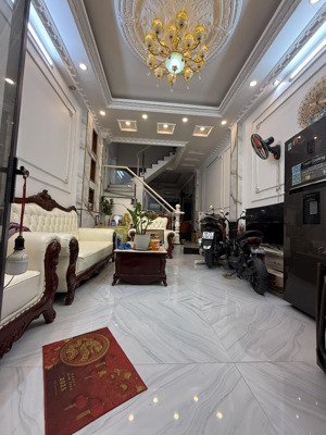 nhà 3tầng hẻm xe hơi trung tâm nhà bè xe hơi vào nhà diện tích: 7tỷ9