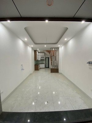 view hồ yên lũng. nhà 5 tầng thoáng mát. 4 phòng ngủ rộng