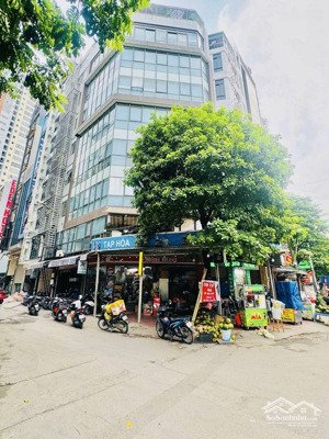 nhà 3 mặt thoáng - vỉa hè - kinh doanh. đối diện trường đh thương mại - hơn 115m - 140tr/ tháng.