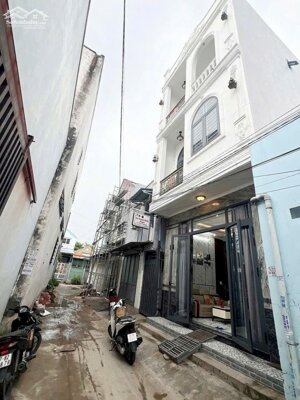 Nhà đẹp 2 lầu có nội thất đường Trần Nam Phú